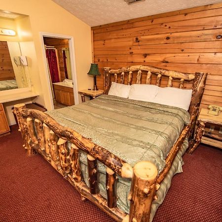 Cabin Close To Parkway Rd With River View Pigeon Forge Bagian luar foto