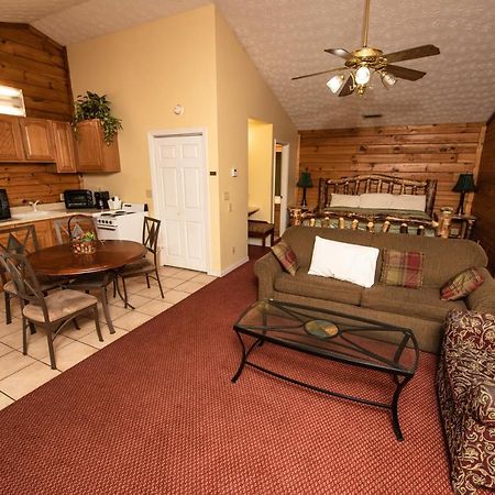 Cabin Close To Parkway Rd With River View Pigeon Forge Bagian luar foto