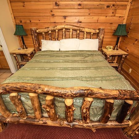 Cabin Close To Parkway Rd With River View Pigeon Forge Bagian luar foto
