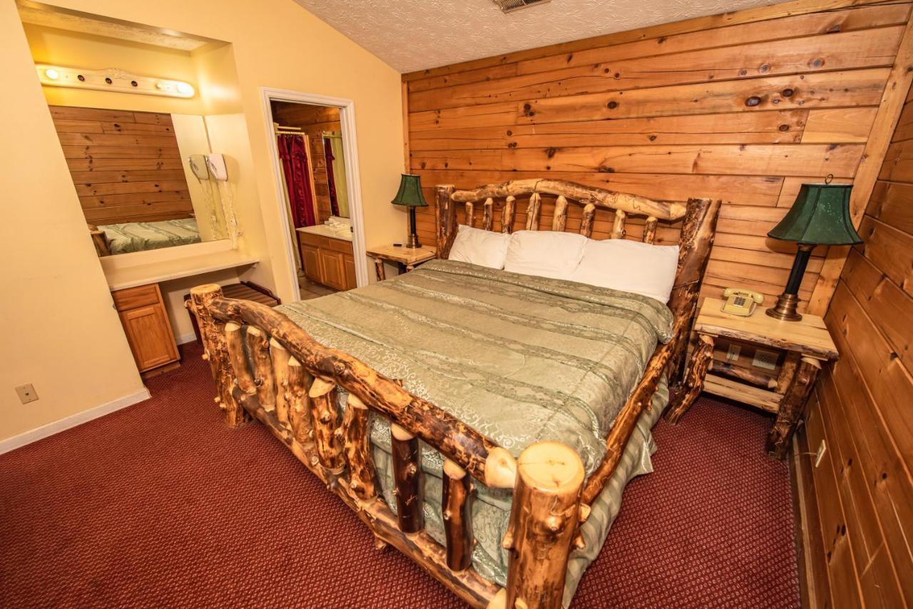 Cabin Close To Parkway Rd With River View Pigeon Forge Bagian luar foto