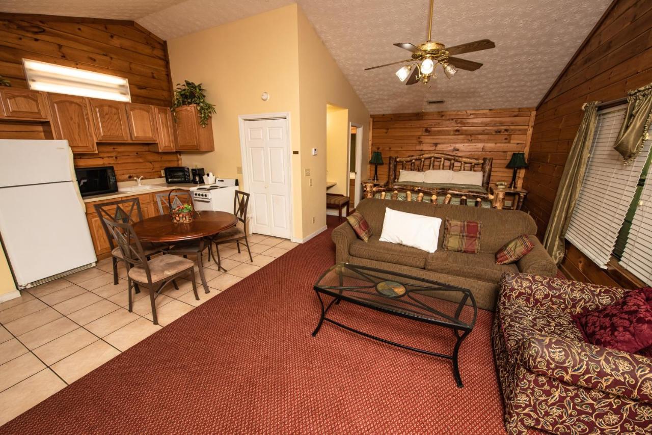 Cabin Close To Parkway Rd With River View Pigeon Forge Bagian luar foto