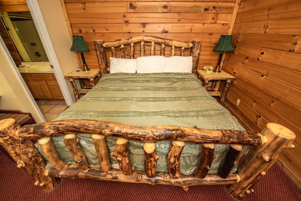 Cabin Close To Parkway Rd With River View Pigeon Forge Bagian luar foto