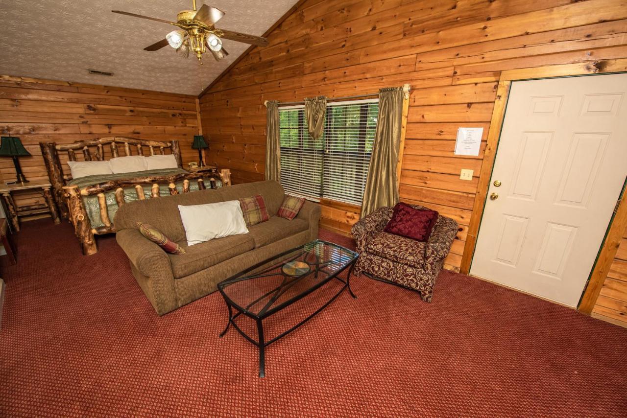 Cabin Close To Parkway Rd With River View Pigeon Forge Bagian luar foto