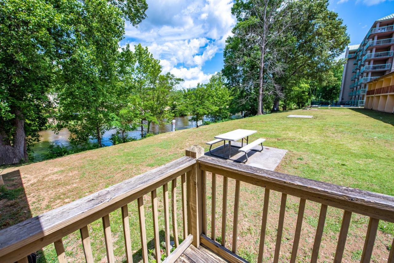 Cabin Close To Parkway Rd With River View Pigeon Forge Bagian luar foto