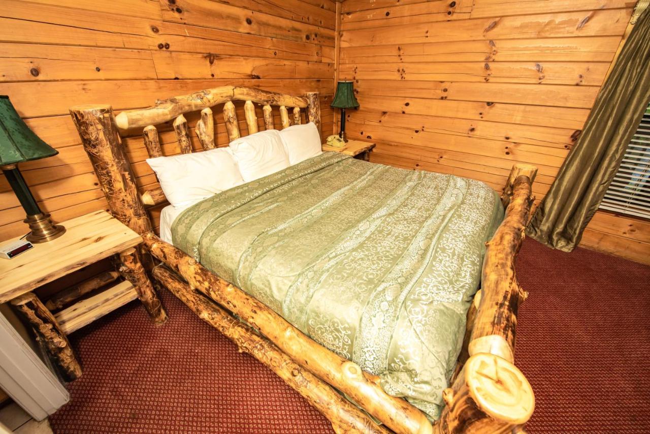 Cabin Close To Parkway Rd With River View Pigeon Forge Bagian luar foto