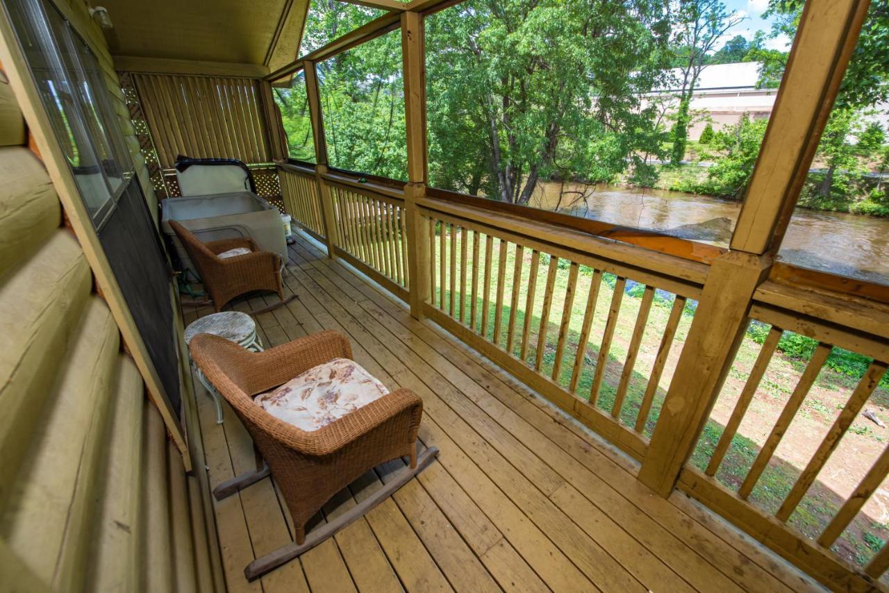 Cabin Close To Parkway Rd With River View Pigeon Forge Bagian luar foto