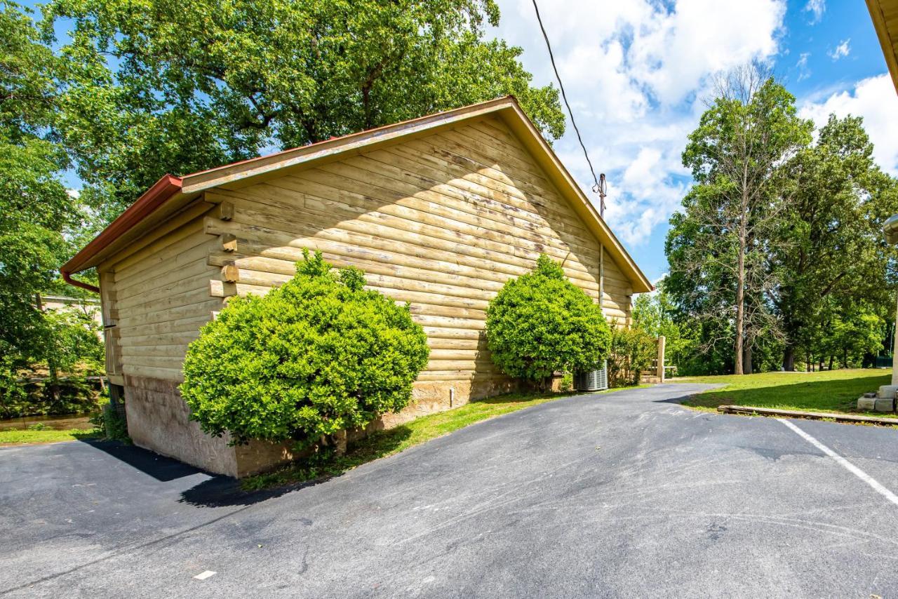 Cabin Close To Parkway Rd With River View Pigeon Forge Bagian luar foto