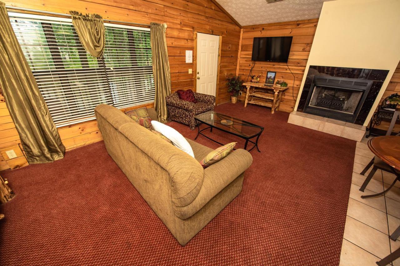 Cabin Close To Parkway Rd With River View Pigeon Forge Bagian luar foto