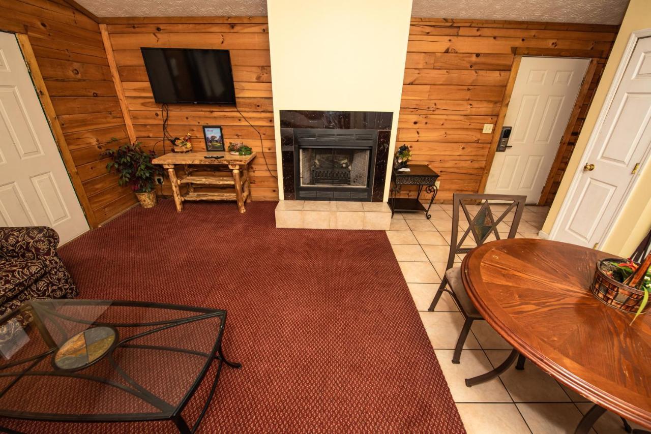 Cabin Close To Parkway Rd With River View Pigeon Forge Bagian luar foto